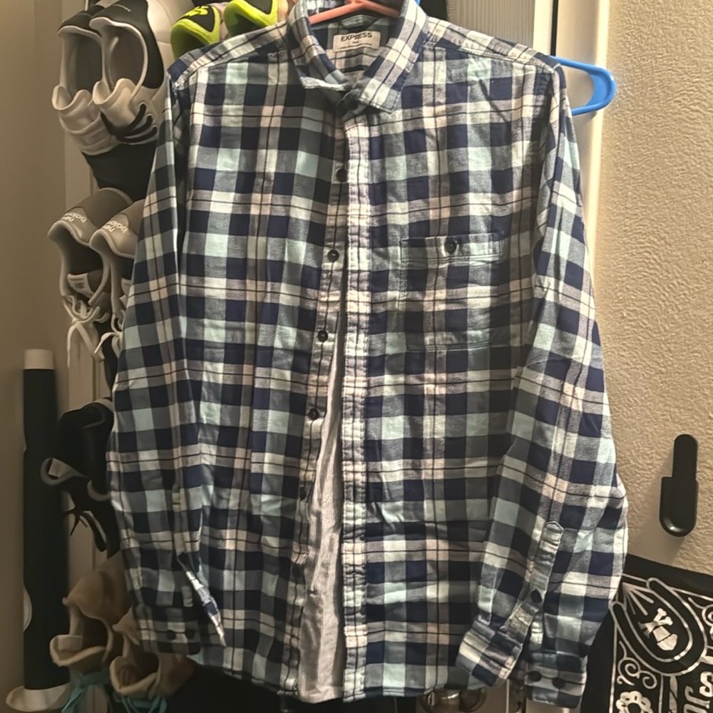 Express Flannel Button Down. NWOT. Mens M. Color:blues and white.